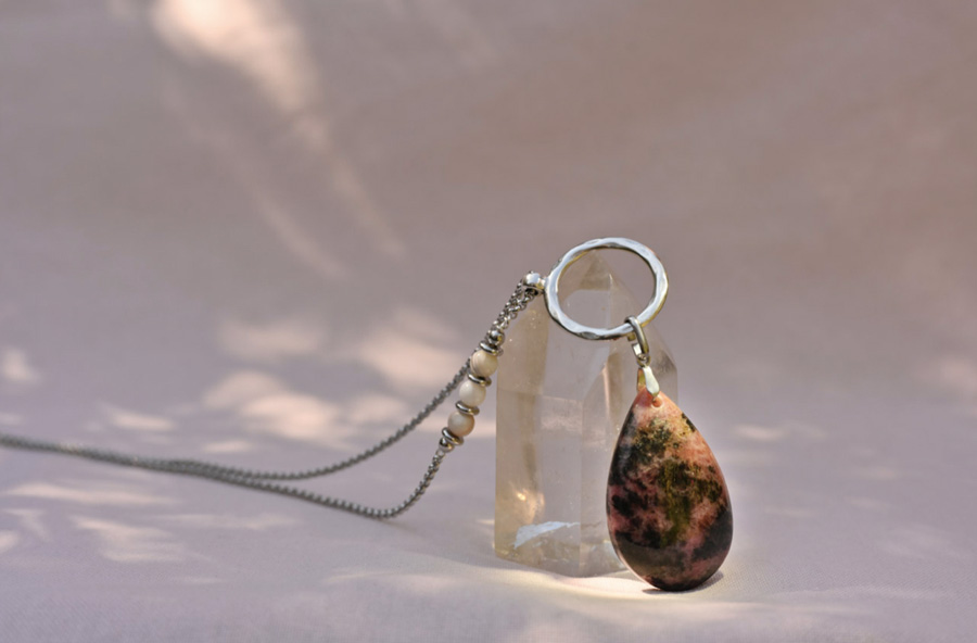 collier-femme-rhodonite-belle-de-lune