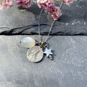 collier medaille religieuse belle de lune