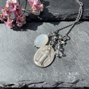 collier medaille religieuse belle de lune