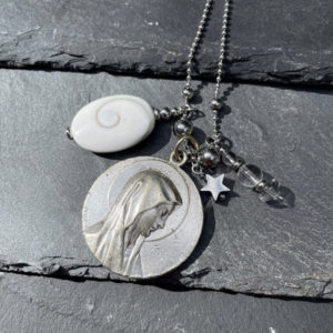 collier medaille religieuse belle de lune