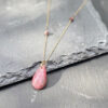 collier-rhodonite-pierre-naturelle-belle-de-lune_8221 collier en rhodonite pierre naturelle Belle de lune