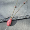 collier-rhodonite-pierre-naturelle-belle-de-lune_8223 collier en rhodonite pierre naturelle Belle de lune