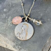 collier-medaille-Marie-quartz-rose-belle-de-lune_8698 collier medaille Marie quartz rose belle de lune