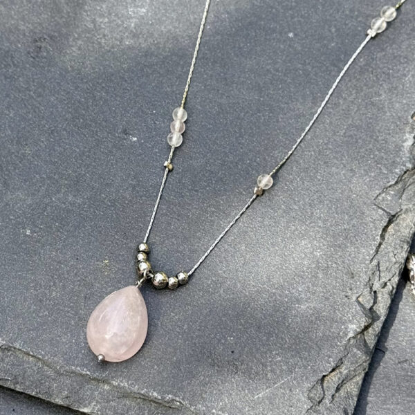 collier quartz rose belle de lune