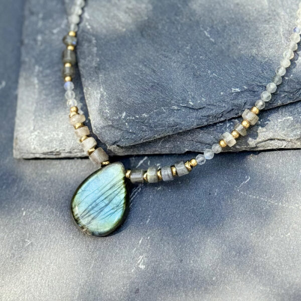 collier pierre labradorite naturelle