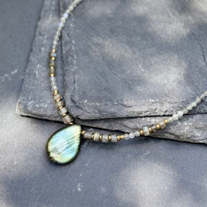 collier pierre labradorite naturelle