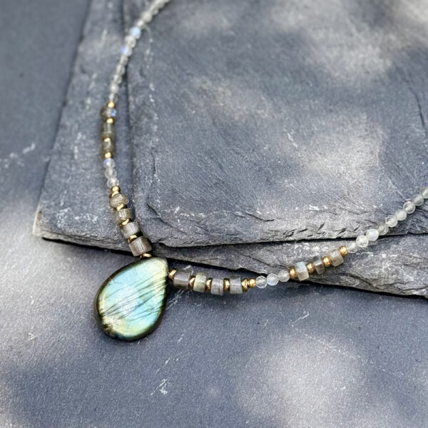 collier pierre labradorite naturelle