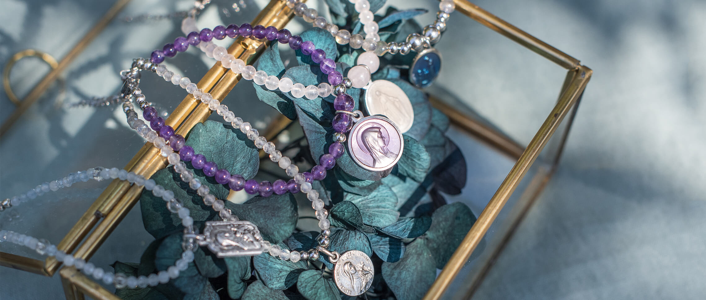 collier avec médaille religieuse et pierre naturelle