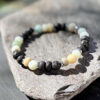 bracelet-homme-amazonite-detail_0627 Détail du bracelet homme en amazonite, perles rondes de pierre naturelle bleu-vert aux reflets apaisants.
