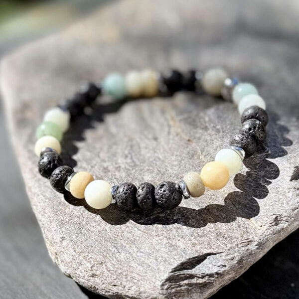 Détail du bracelet homme en amazonite, perles rondes de pierre naturelle bleu-vert aux reflets apaisants.