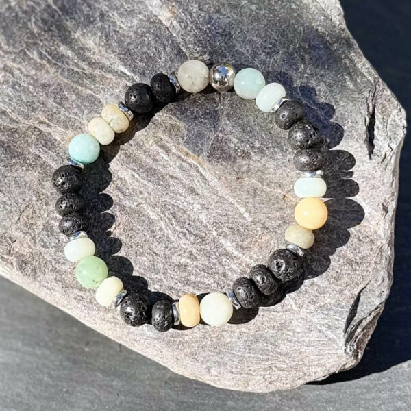 Bracelet en amazonite porté par un homme, bijou naturel qui apporte calme, harmonie et confiance en soi.