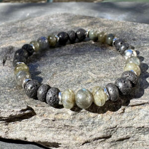 Détail du bracelet homme en labradorite, perles rondes naturelles aux reflets lumineux.