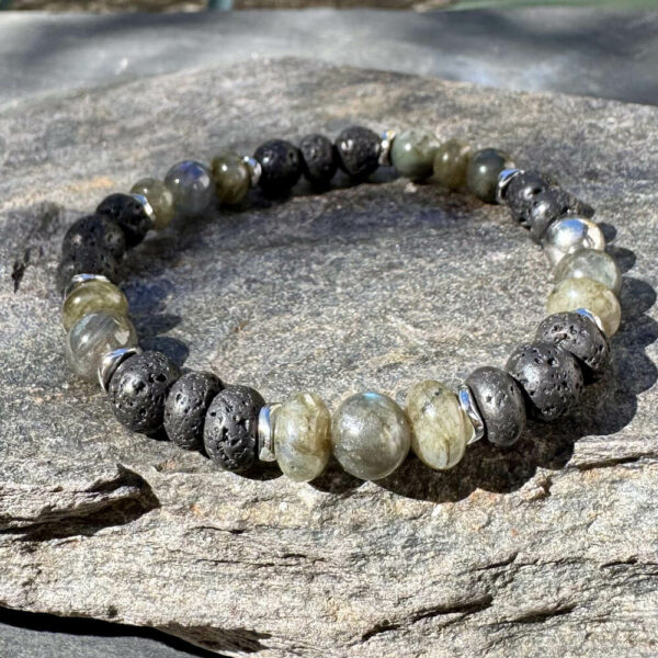 Détail du bracelet homme en labradorite, perles rondes naturelles aux reflets lumineux.
