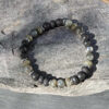 bracelet-homme-labradorite-lithotherapie_0622 Bracelet homme en labradorite, pierre de protection en lithothérapie, accessoire élégant et énergétique.
