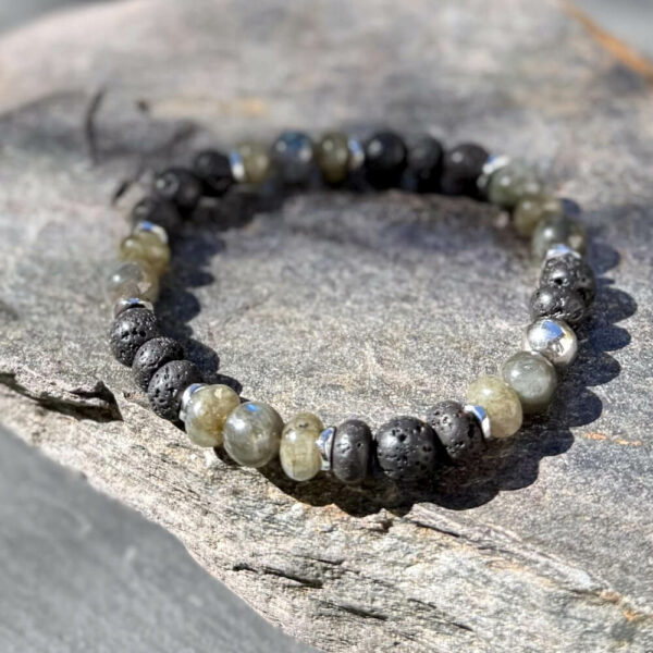 Bracelet pour homme en labradorite, pierre naturelle aux reflets bleutés, bijou de lithothérapie pour protection et énergie positive.