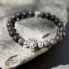 bracelet-homme-lave-crane-accessoire-0638 Bracelet homme en lave volcanique avec crâne, accessoire mode masculin.