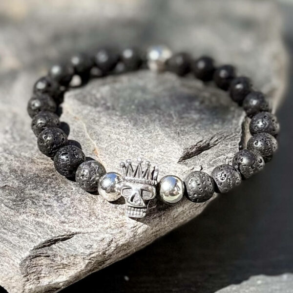 Bracelet homme en lave volcanique avec crâne, accessoire mode masculin.