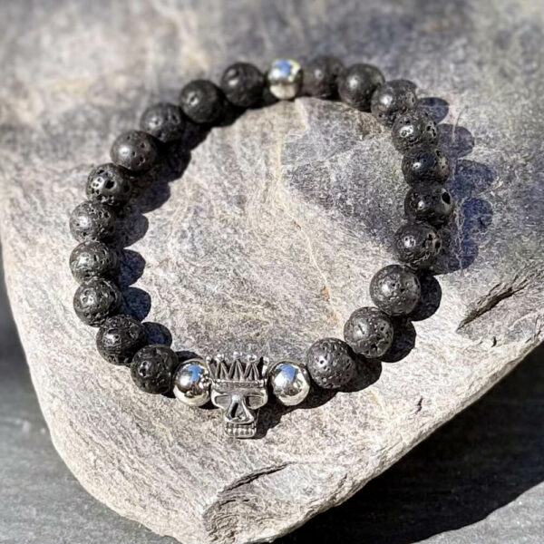 Bracelet homme pierre de lave avec crâne en acier inoxydable, style moderne.