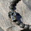 bracelet-homme-lave-crane-bijou-0642 Bijou masculin en lave volcanique avec perle crâne, bracelet robuste et élégant.