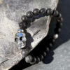 bracelet-homme-lave-crane-boheme-0645 Bracelet en lave volcanique avec crâne, bijou bohème et spirituel pour homme.