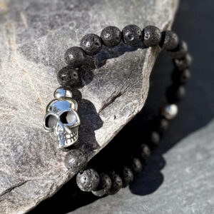 Bracelet en lave volcanique avec crâne, bijou bohème et spirituel pour homme.