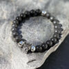 bracelet-homme-lave-crane-energie-0639 Bracelet en lave volcanique avec perle crâne, bijou qui symbolise force et énergie.