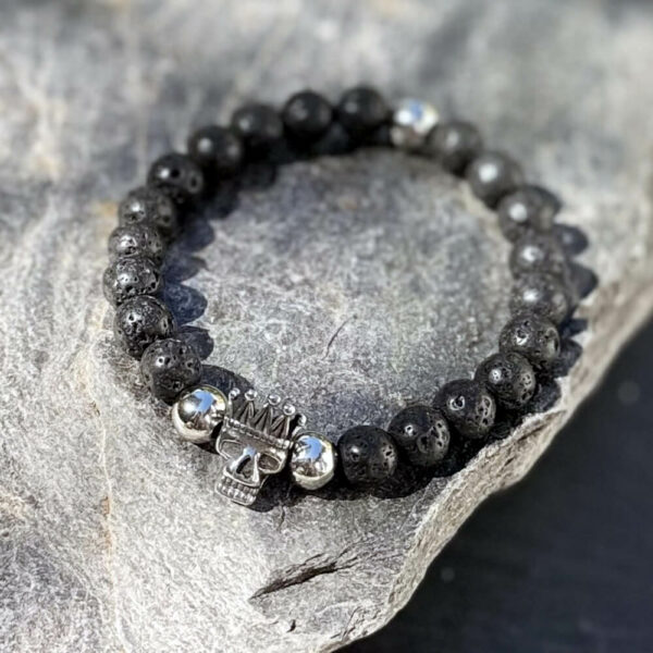 Bracelet en lave volcanique avec perle crâne, bijou qui symbolise force et énergie.