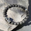 bracelet-homme-lave-crane-gothique-0643 Bracelet tendance pour homme en pierre de lave avec crâne décoratif.