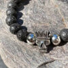 bracelet-homme-lave-crane-protection-0641 Bracelet en pierre de lave avec crâne, bijou protecteur et tendance pour homme.