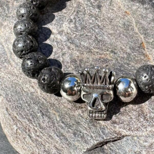 Bracelet en pierre de lave avec crâne, bijou protecteur et tendance pour homme.