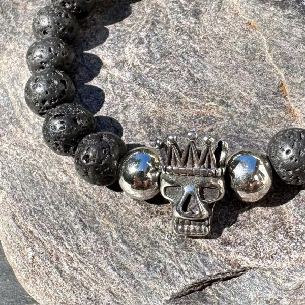 Bracelet en pierre de lave avec crâne, bijou protecteur et tendance pour homme.