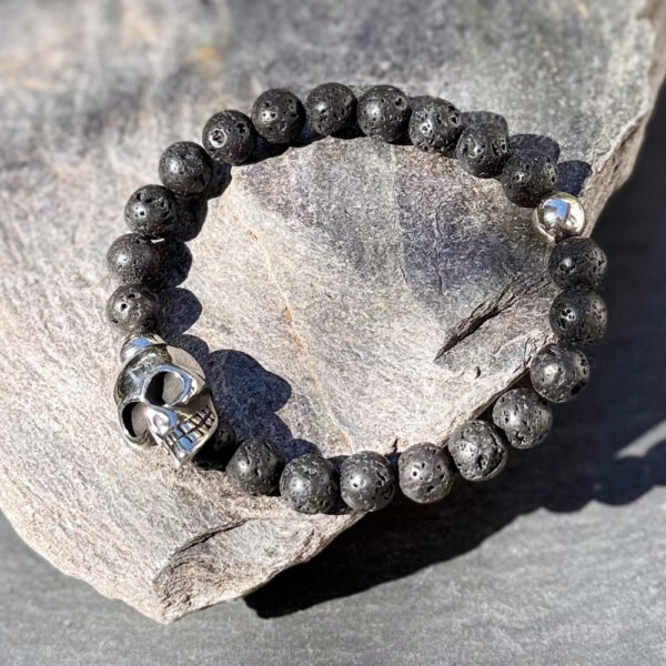 Bracelet tendance pour homme en pierre de lave avec crâne décoratif.