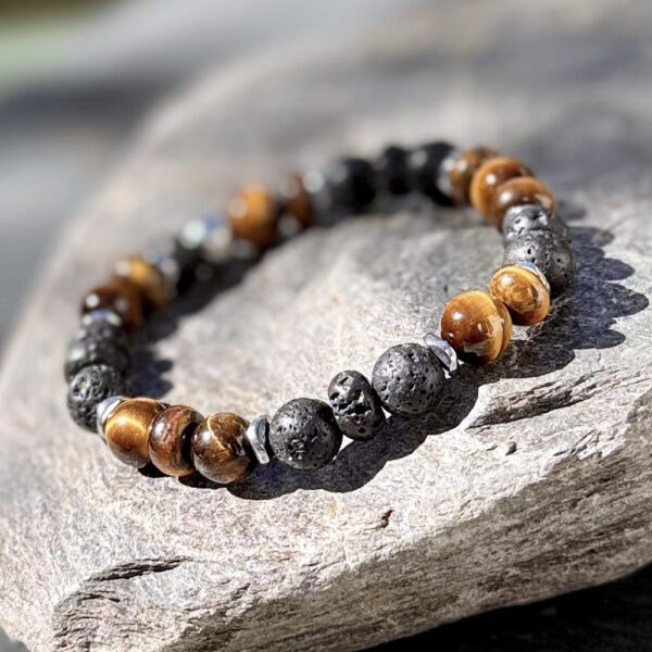Détail du bracelet homme en œil de tigre, perles rondes de pierre naturelle aux nuances dorées.