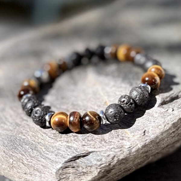 Bracelet homme en œil de tigre, bijou de lithothérapie pour protection et confiance en soi.
