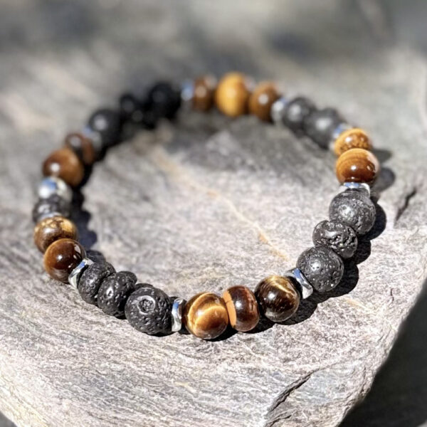 Bracelet pour homme en œil de tigre, pierre naturelle protectrice aux reflets bruns et dorés.