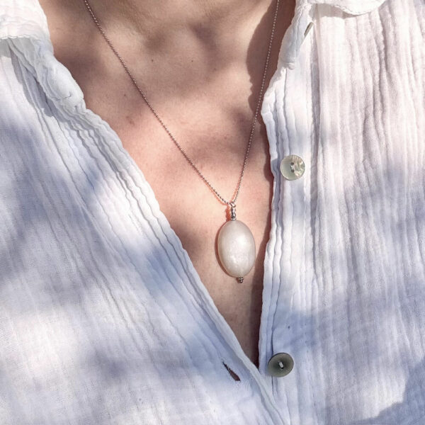 Bijou artisanal en pierre de lune – collier fait main en France.