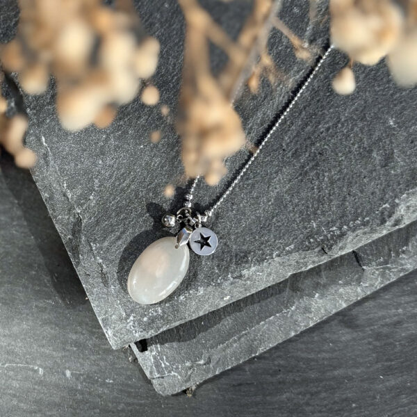 Collier en pierre de lune porté au cou – bijou lumineux et féminin.