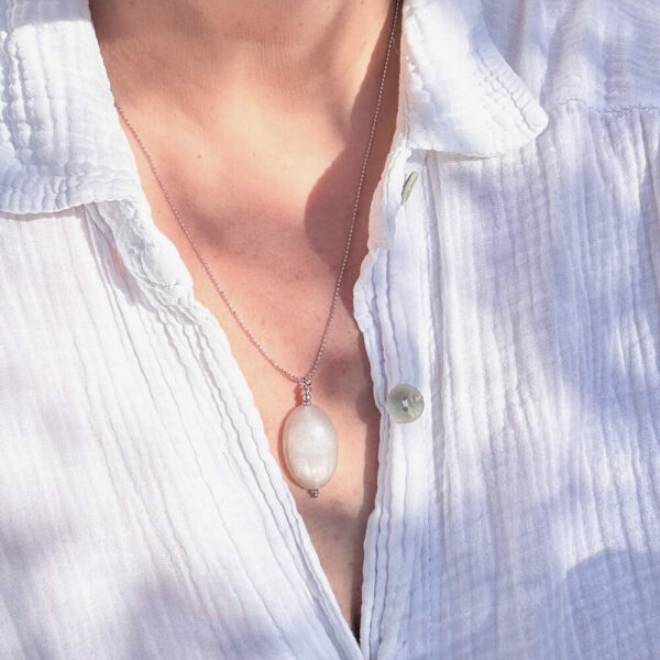 Collier en pierre de lune et ses bienfaits apaisants.