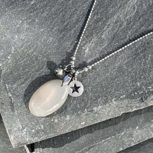 ijou féminin en pierre de lune – collier tendance et élégant.
