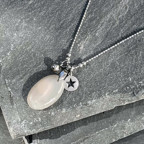 ijou féminin en pierre de lune – collier tendance et élégant.
