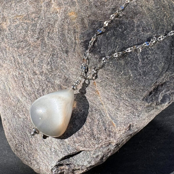 Bijou en pierre de lune – collier raffiné en pierres naturelles.