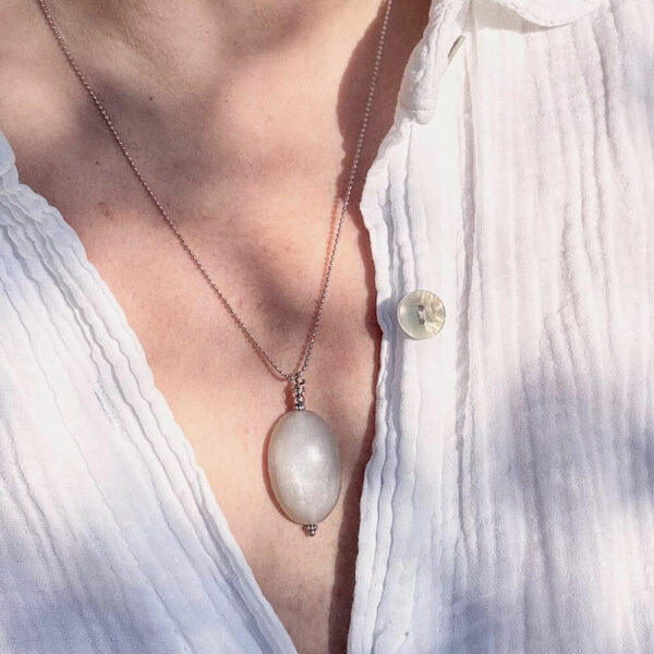 Collier en pierre de lune, idée cadeau unique et raffiné.