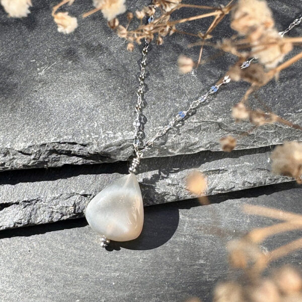 Gros plan sur les perles en pierre de lune – éclat naturel et nacré.