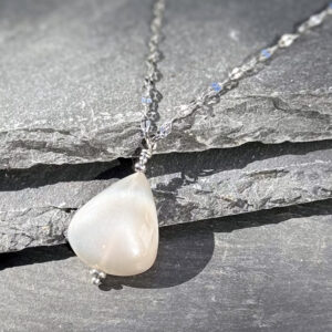 Collier élégant en pierre de lune naturelle pour sublimer vos tenues.