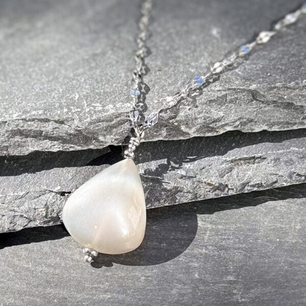 Collier élégant en pierre de lune naturelle pour sublimer vos tenues.