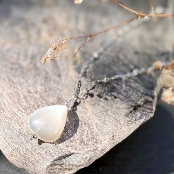 Collier en pierre de lune fait main, création artisanale élégante.