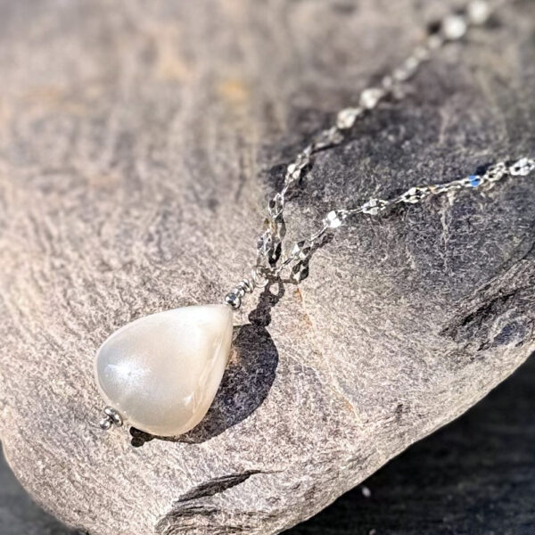 Collier en pierre de lune naturelle pour femme – bijou élégant et lumineux.