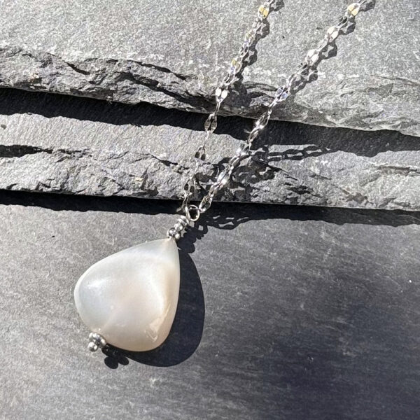 Collier pierre de lune en lithothérapie – bijou apaisant et harmonisant.