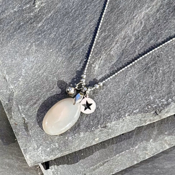 Collier en pierre de lune porté pour une tenue élégante.