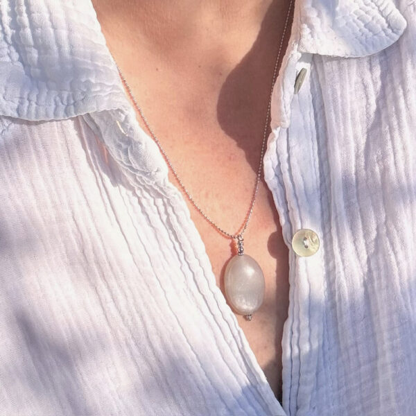 Bijou en pierre de lune – collier raffiné en pierres naturelles.